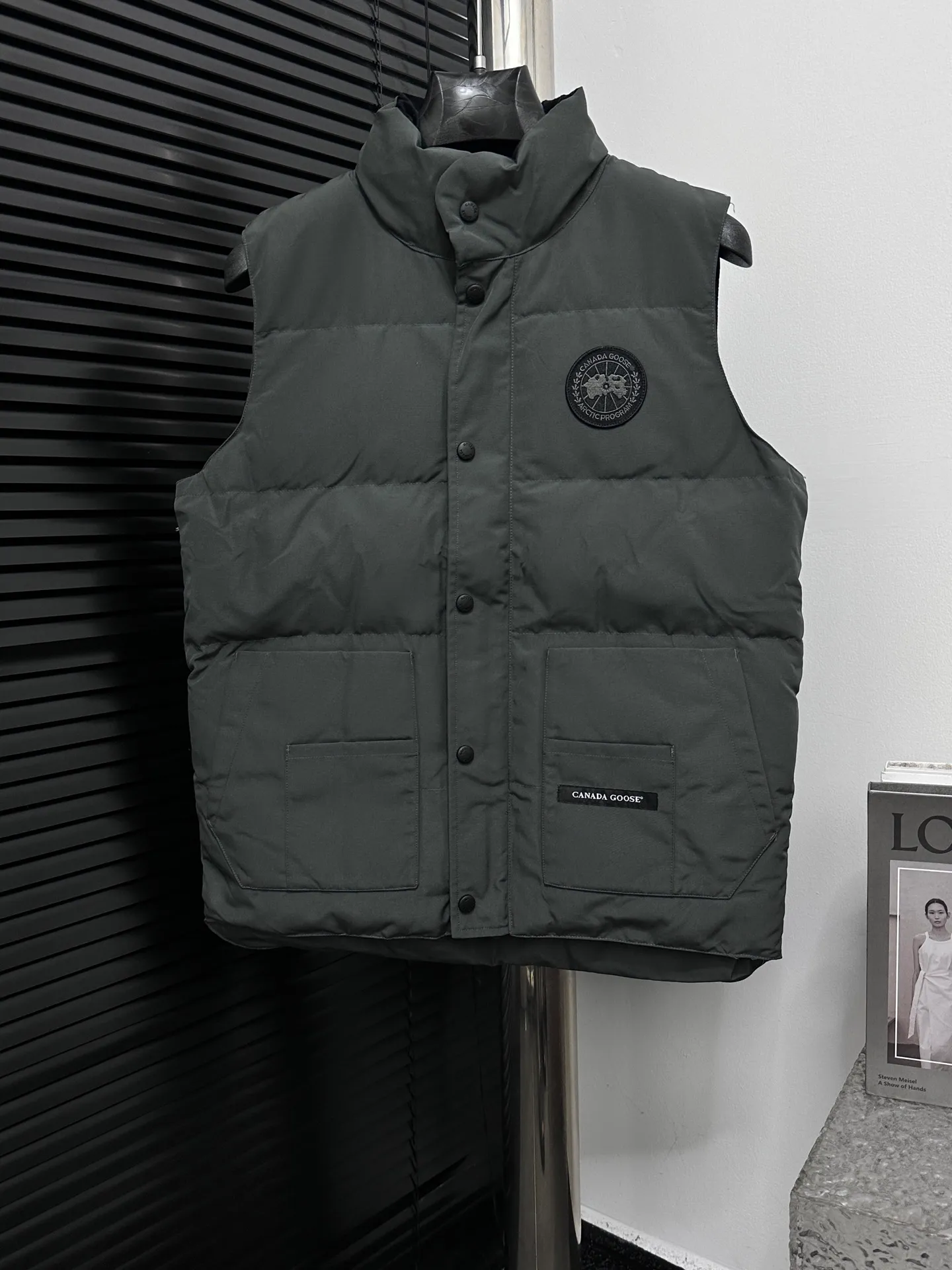 P360 [Canada Goose] Canada Goose #Freestyle Crew 4154M Men’s and Women’s Vest Down# ➖ Imported Behringer embroidery machine with customized 10,000-needle embroidery logo! ➖ Imported 21-count polyester-cotton blended original fabric, using Feather-Light 10D waterproof coating fabric, made of 84.5% polyester fiber and 15.5% cotton, 100% the best feel in the entire network! ➖ The genuine official website uses the national standard 80 white duck down, and will never be misled by false claims such as 90 down or goose down! ➖ 100% nylon nylon lining with double double-layer sealing design to prevent velvet from running away. Top-grade polar fleece is used in the collar and pockets to keep warm and comfortable! ➖ Yoshida YKK provides original custom-made electroplated sliders. YKK two-way lockable zippers are tight and smooth and will not peel off paint! ➖ 3M composite original Velcro is durable, and all accessories and hardware are disassembled and customized! ⛔No slander, no exaggeration, no need for too much copywriting, because it is focused, it is professional!  SIZE: XS S M L XL XXL